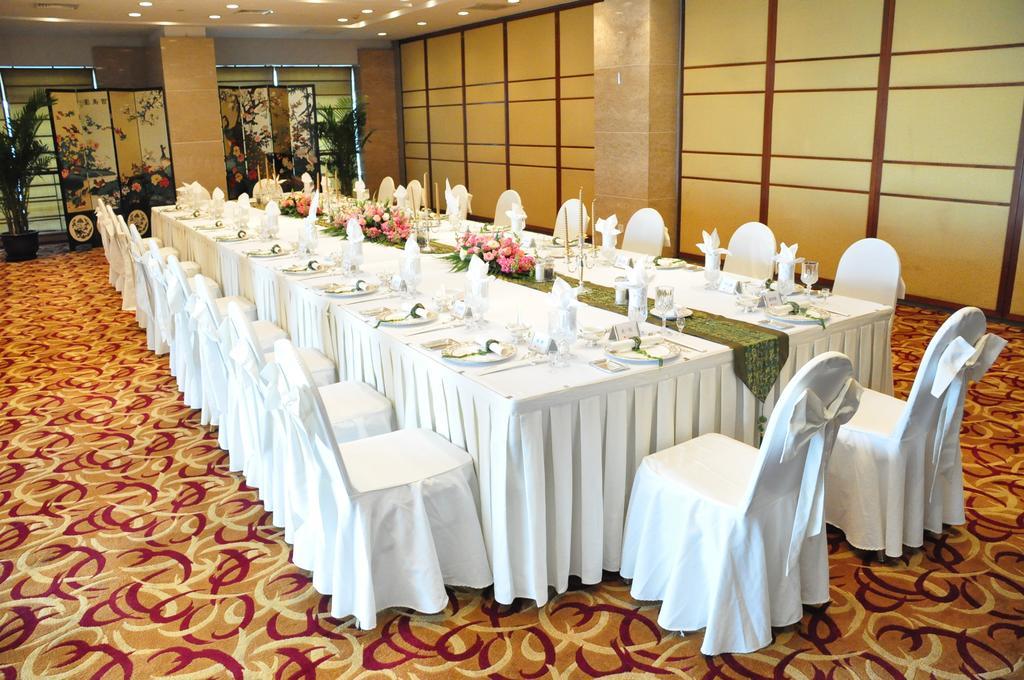 Ramada Plaza Pudong Shanghai Exterior foto